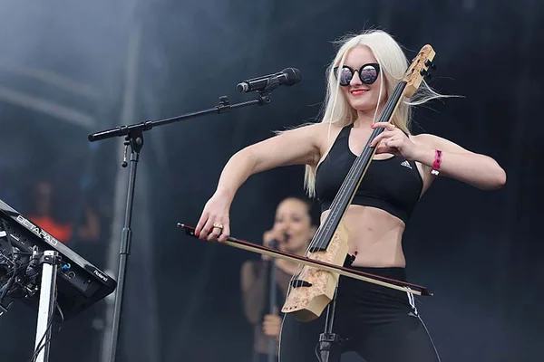 Clean Bandit emplaca “Rockabye” como a música do Natal