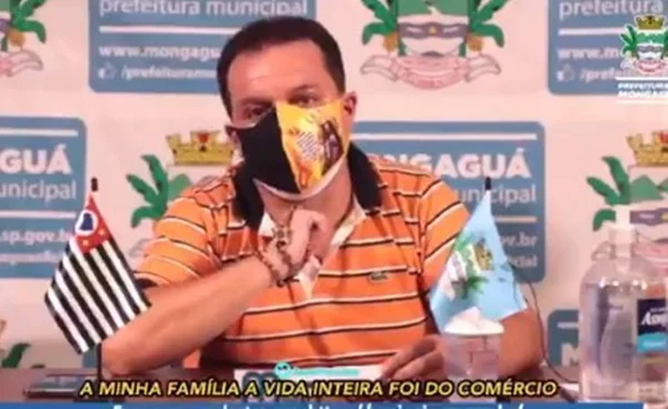 Prefeito de Mongaguá chora ao falar de pai e irmão mortos pela Covid