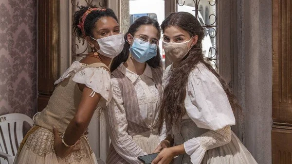 Heslaine Vieira, Daphne Bozaski e Gabriela Medvedovski em Nos Tempos do Imperador