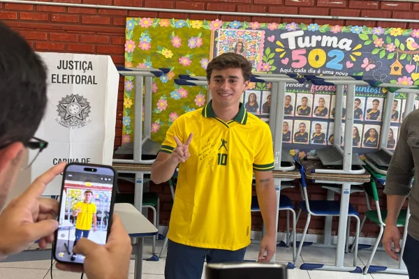 Nikolas vota em BH e diz que não cogita derrota de Flávio: “Será 54% a 46%”