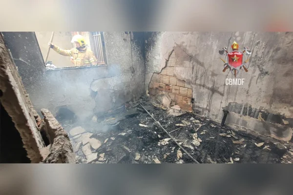 Incêndio atinge casa, mas chamas são controladas; não houve vítimas