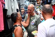 Arruda conversa com feirantes durante visita à Feira Central de Ceilândia nesta sexta-feira (18/9) Arruda conversa com feirantes durante visita à Feira Central de Ceilândia nesta sexta-feira (18/9)