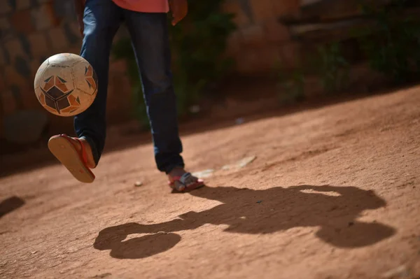 criança joga bola