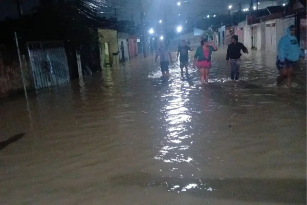 O transbordamento do Córrego Santa Teresa provocou inundações nos bairros de Taubaté, no interior de SP, nessa segunda-feira (9/2) - Metrópoles