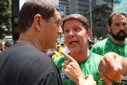 Mario Frias aponta o dedo na cara de Salles em ato pró Flavio na Paulista - imagem 4 Mario Frias aponta o dedo na cara de Salles em ato pró Flavio na Paulista - imagem 4