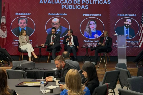 Imagem colorida mostra evento com representantes de tribunais de contas em Orlando, nos Estados Unidos | Metrópoles | TCPalooza
