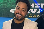 Hytalo Santos posa sorridente durante um evento