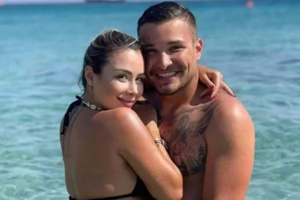 MC Gui e Georgia Azevedo em foto na praia - Metrópoles