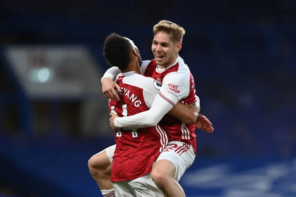 Arsenal segura pressão do Chelsea e vence fora de casa
