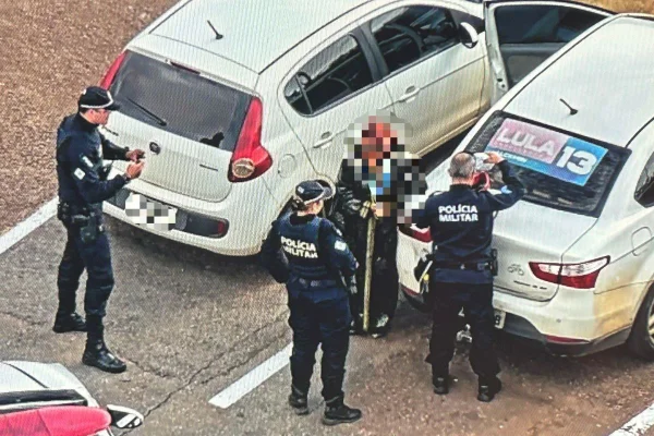 PM prende mulher em surto próximo ao STF com spray de pimenta e taser