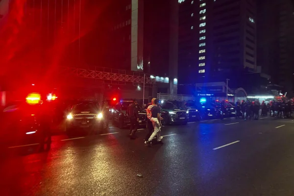 Apoiadores de Flávio e Lula se concentram na Paulista e PM acompanha - destaque galeria
