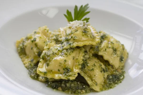 ravioli de queijo ao pesto
