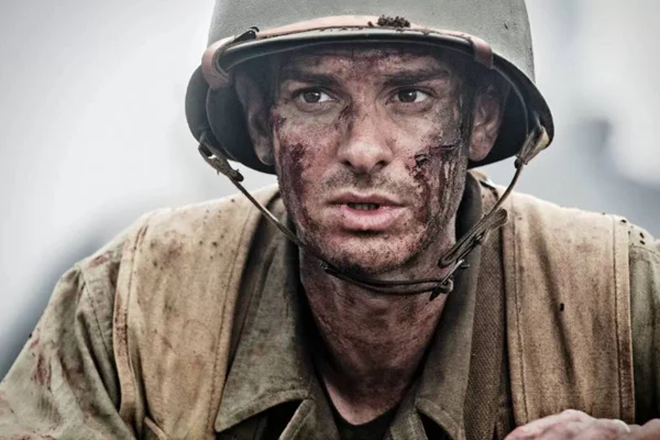 Imagem colorida de Andrew Garfield em Até o Último Homem - Metrópoles