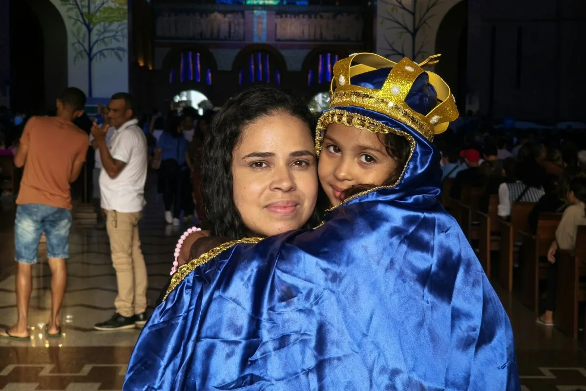 Menina vestida de Nossa Senhora Aparecida Menina vestida de Nossa Senhora Aparecida