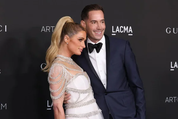 Paris Hilton e Carter Reum em tapete vermelho - Metrópoles