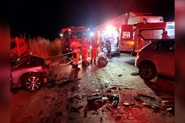 Dois motoristas morrem após colisão entre carros na BR-251, em MG