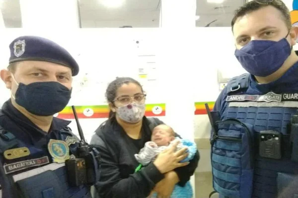 Bebê engasgado é salvo por guardas após acidente de transito em SC