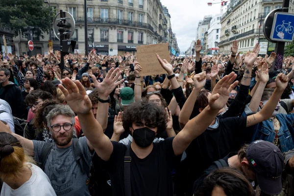 Milhares protestam em Paris, na França, contra políticas do governo Emmanuel Macron