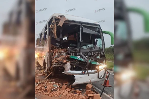 Ao menos 7 passageiros do ônibus ficaram feridos e a carga de tijolos caiu na pista. O acidente aconteceu em Itu, no interior de SP - Metrópoles