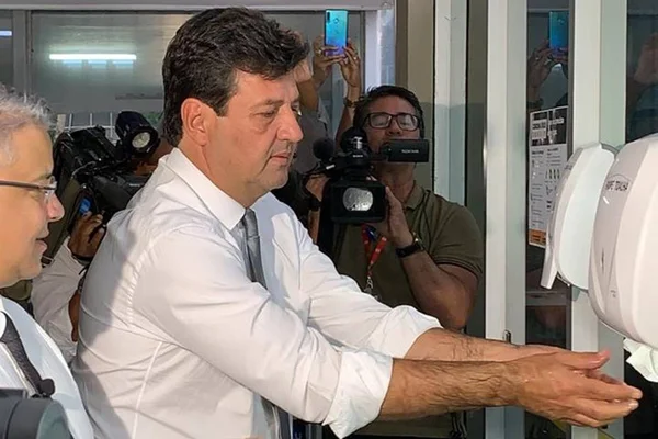 Vídeo: ministro da Saúde tira o terno e ensina como lavar as mãos