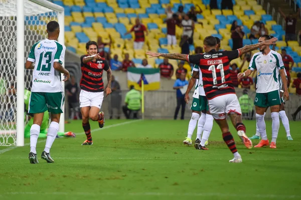 Foto colorida de Pedro correndo em direção de Everton Cebolinha - Metrópoles
