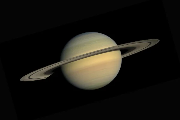 Imagem em cores naturais do planeta Saturno foi criada a partir de imagens coletadas logo após a Cassini iniciar sua missão estendida ao equinócio em julho de 2008. Metrópoles