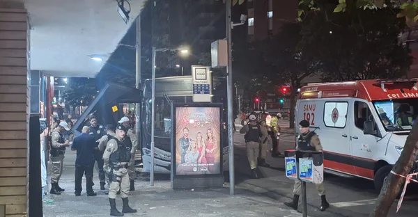 Ônibus invade calçada no Centro de BH