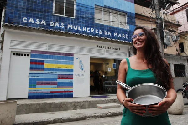 Mariana Aleixo em frente a Casa das Mulheres