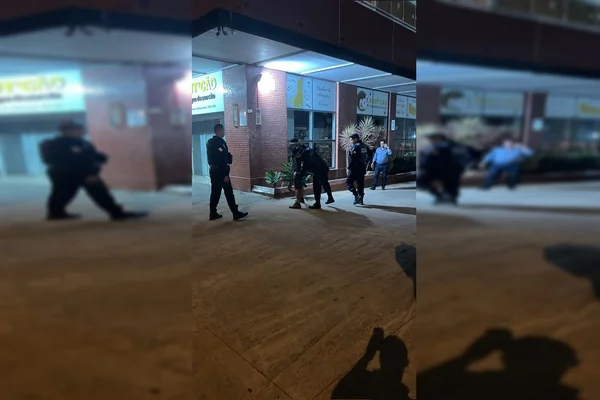 Policiais ao redor de homem sendo preso