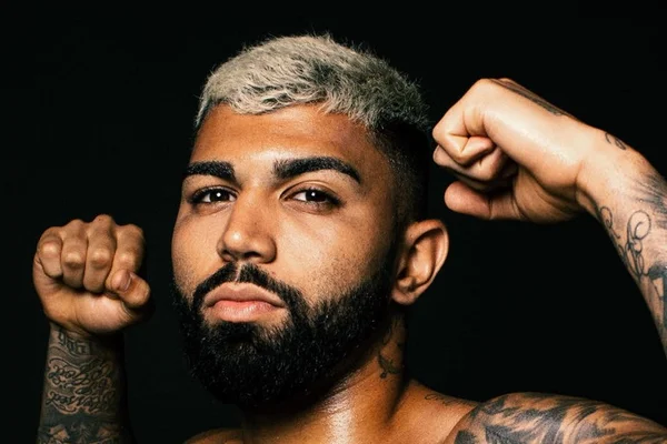 Gabigol fazendo a pose de comemoração de gol
