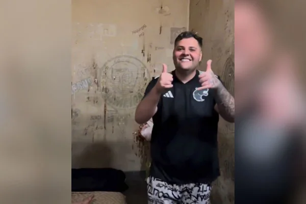 Captura de tela colorida de influenciador Maumau em cela onde esteve preso em São Paulo. - Metrópoles