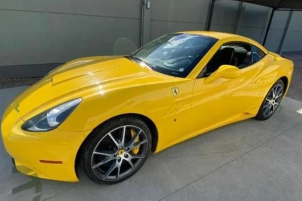 Leilão de carros de traficantes de SC tem Ferrari e Land Rover