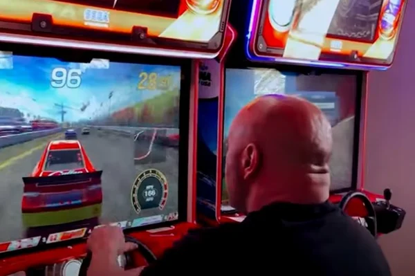 Dana White jogando fliperama