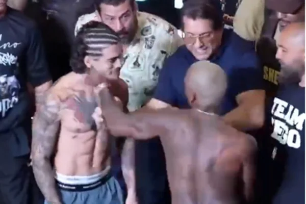 Nego do Borel soca Biel durante pesagem antes de luta dos cantores em SP