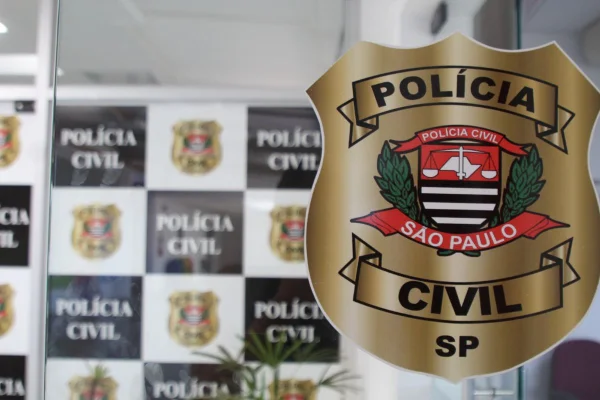 Mulher foi localizada sem peças íntimas, em uma área de mata próxima , apresentava sinais que levantaram suspeita de violência, diz policia - Metrópoles
