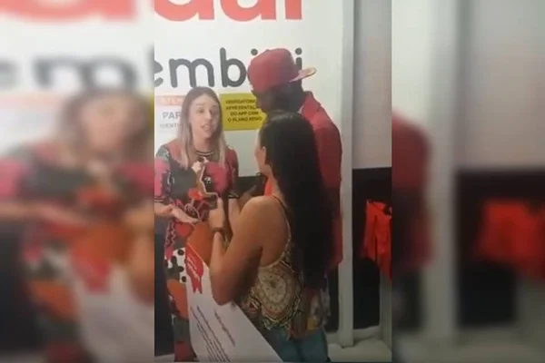 Entregador agredido com coleira de cachorro ganha moto e bike. Vídeo