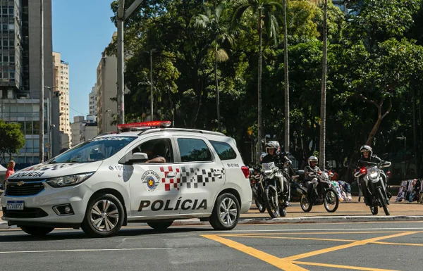 Imagem colorida mostra esquema de segurança da Polícia Militar (PM) de São Paulo, com um carro e três motos andando pelas ruas da cidade - Metrópoles