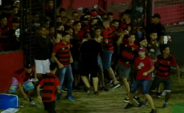 Torcida do Sport invade campo e tenta agredir jogadores do Vasco