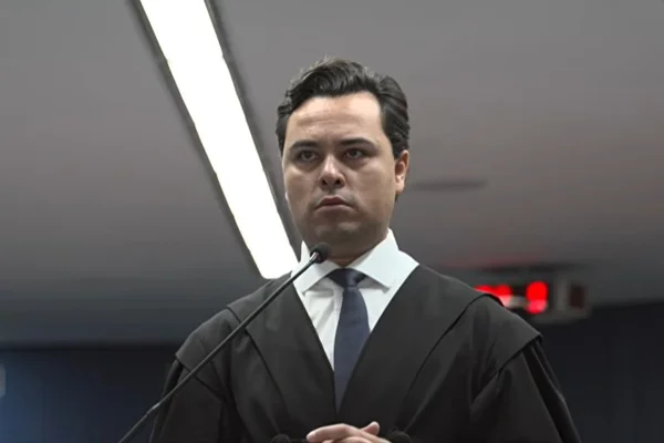 Imagem colorida do advogado Jeffrey Chiquini em julgamento no STF