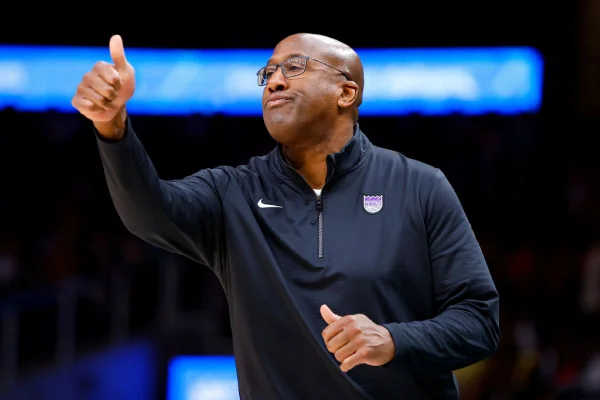 Foto colorida de Mike Brown, técnico da NBA - Metrópoles