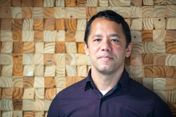 Perto de 1 milhão de livros, Itamar Vieira Junior diz integrar “geração contracolonial”