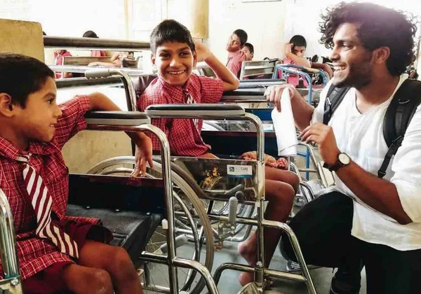 Estudante recolhe cadeiras de rodas de segunda mão para quem precisa