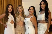 Deolane Bezerra, a mãe e as irmãs posam durante as festas de fim de ano
