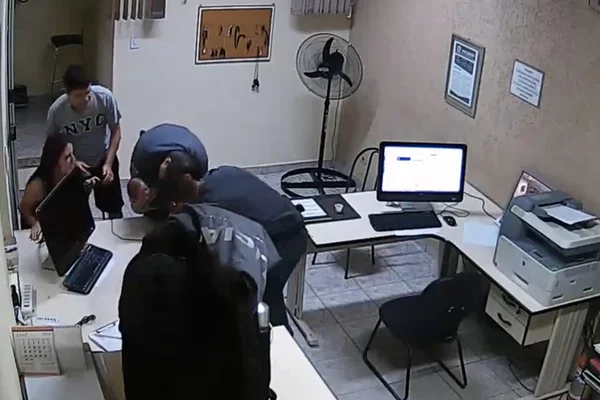 Vídeo mostra policiais salvando bebê que engasgou com leite materno