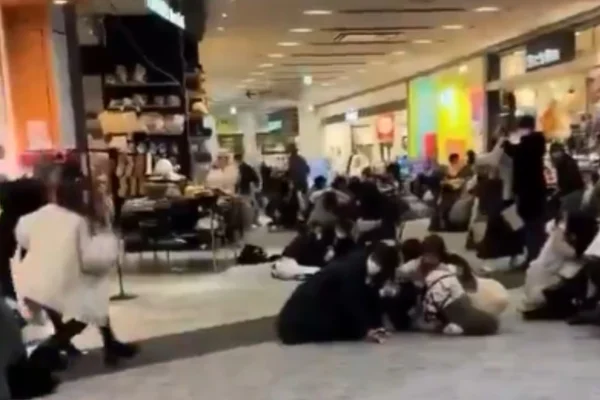 Imagem colorida de terremoto em shopping