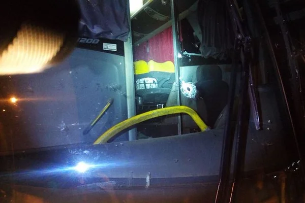 Bandidos metralham ônibus que seguia pela BR-040, próximo a Luziânia