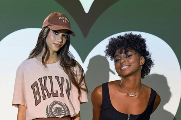 Modelos, uma negra e outra branca, posam para fotos da campanha geração z da Youcom