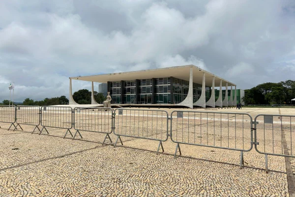 imagem colorida do STF com grades ao redor após atentado com bomba