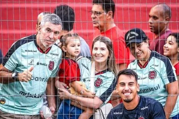 Jogador resgata o pai e lamenta situação pelas chuvas: “Perdemos tudo”