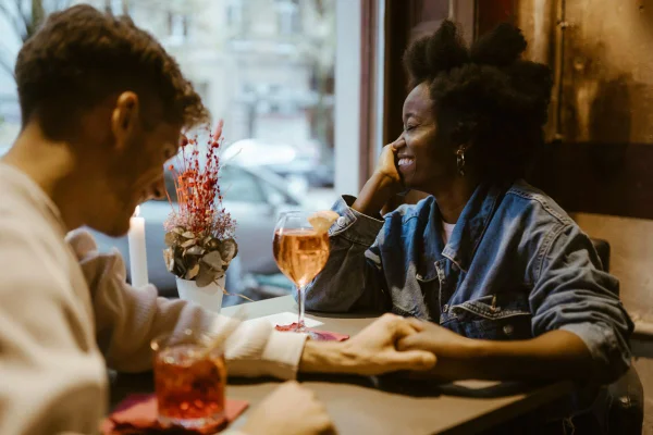 casal apaixonado na mesa de um restaurante